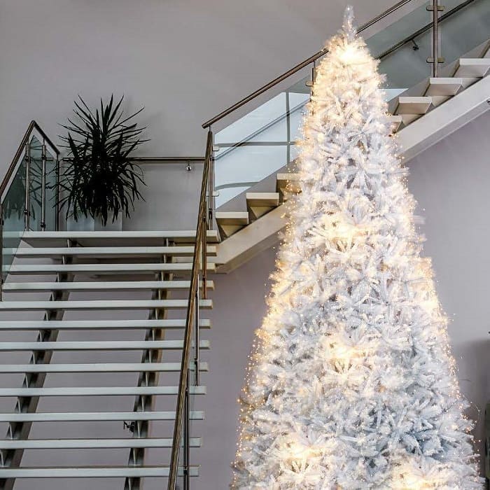 k�nstliche Weihnachtsb�ume in verschiedenen Gr��en und Farben