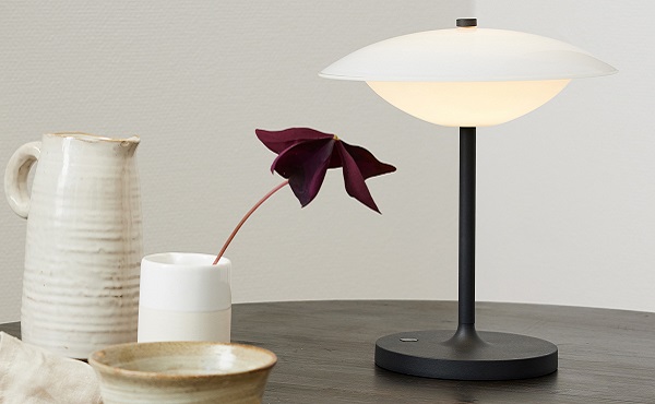 modernes Trendlicht für drinnen und draußen mit Dimmer aufladbare LED Akku Tischleuchte von Halo Design - erhältlich bei Lightkontor.de