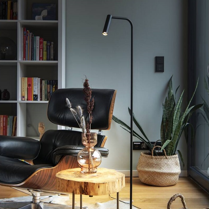 Die LED Stehleuchte KARPO verf�gt �ber einen Spot in Zylinderform.