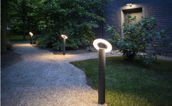 Wegbeleuchtung mit indirektem Licht in warmweiß Neuheit: SLV Stehleuchte I-Ring mit hoher Schutzart