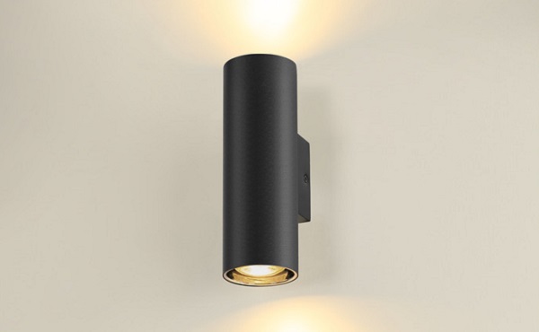 Schlichte, schwarze Wandleuchte aus der neuen Leuchten Serie Asto Tube von SLV Wohnraumleuchte für die Wand in der Trendfarbe Schwarz passt sich individuell dem modernen Living-Style an