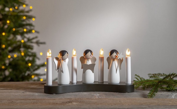 Kerzenleuchter Engelschor für Weihnachten von Star Trading Beleuchtete Weihnachtdekoration mit drei niedlichen Engelchen