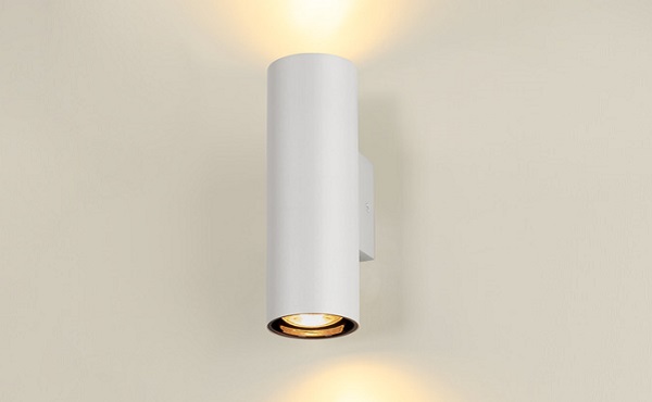 Moderne Wandleuchte in Weiß mit Up & Down Light an der Wand 2-flammige Wandlampe für den Innenraum sorgt für angenehme Atmosphäre und blendfreies Licht