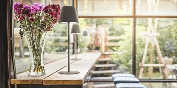 Mobile Akkuleuchten sind echte Outdoor & Indoor Allrounder - kabellose Akkulampen bringen viel Licht.