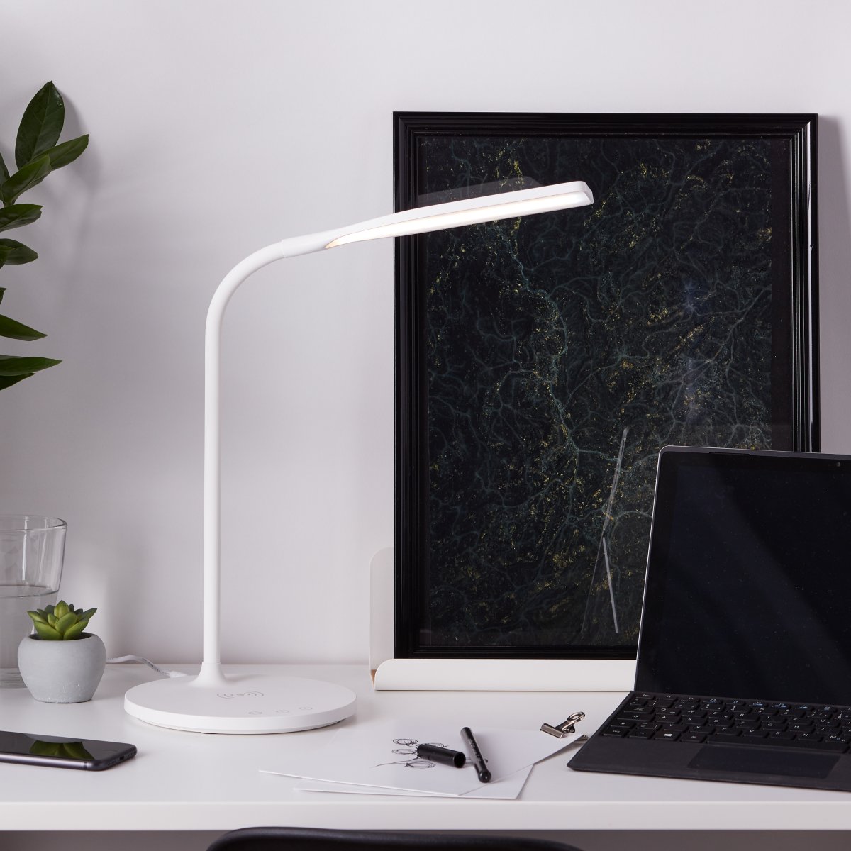Brilliant Leuchten No. G93101-05 LED Tischleuchte Joni wei� Induktionsladeschale
