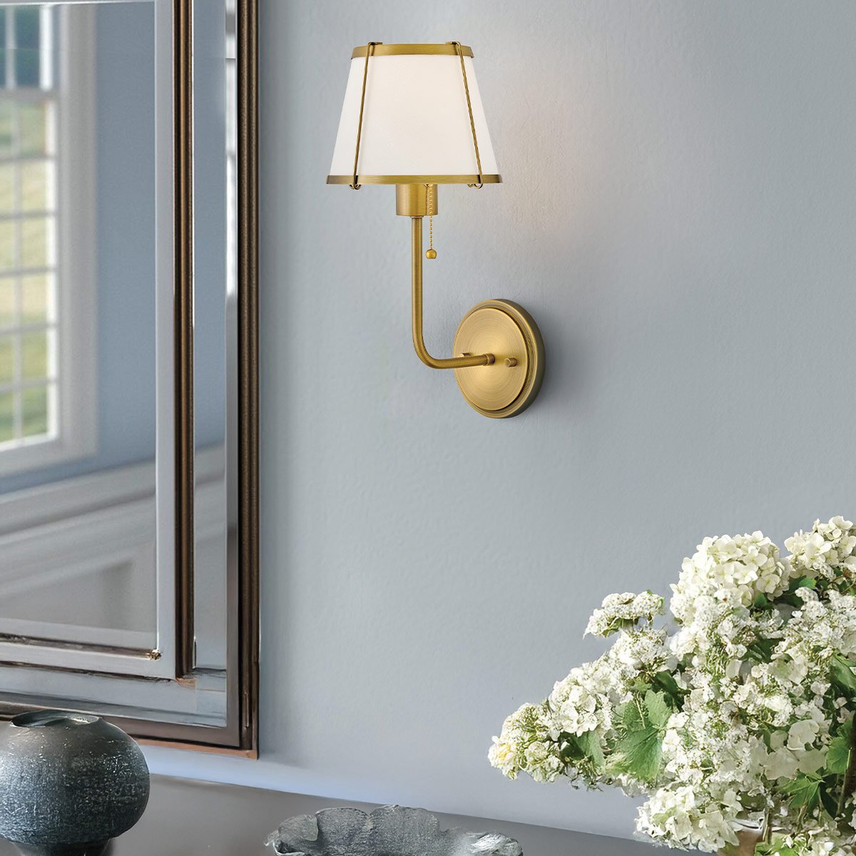 Elstead Lighting Clarke Wandleuchte mit Zugschalter Messing Leinenschirm creme